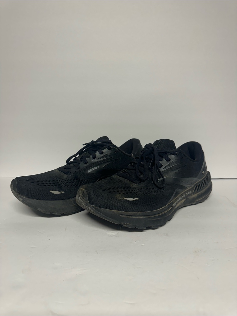 Brooks Adrenaline GT5 black tennis shoes men’s size 9.5